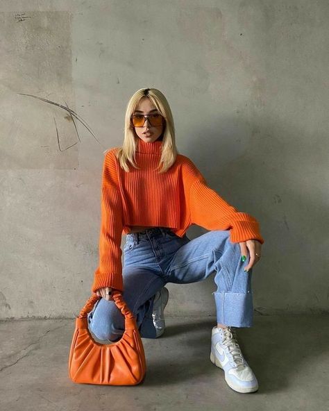 Colorful Winter Fashion, Outfits Con Jeans, Orange Sweater, Orange Outfit, Foto Tips, Spring Fashion Outfits, Autumn Outfit, Colourful Outfits, Winter Fashion Outfits