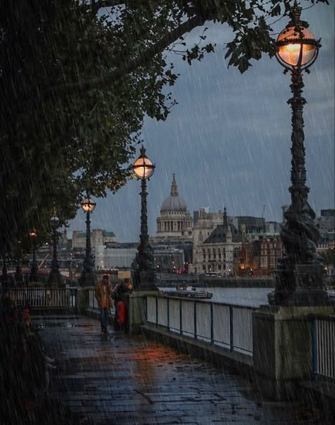 London Rain Aesthetic, Living In London Aesthetic, London England Aesthetic, Rainy Paris, Rainy London, London Rain, Rain Aesthetic, Visual Gallery, England Aesthetic