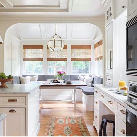 Luxury White Kitchen Design, Luxury White Kitchen, Contemporary White Kitchen, Traditional Kitchen Design, Classic Interior Design, Bright Kitchens, Best Kitchen Designs, White Kitchen Design, Luxury Kitchens