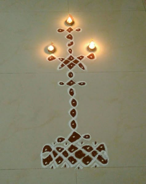 Dots Kolam/Rangoli! As we all know, Karthigai Deepam is festival of lights. One should light diya (agal vilakku) every evening in the entra... Kolam Dots, Vilakku Kolam Rangoli, Kolam For Karthigai Deepam, 21 Dots Kolam, Deepam Kolam With Dots, Vilaku Kolam Rangoli, Rangoli Ideas, Kolam Rangoli, Easy Rangoli Designs