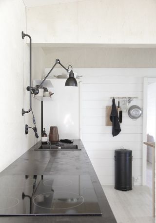 A beautiful back-to-basic Finnish cabin Industrial Chic Kitchen, Kitchen Table Lighting, Kitchen Lighting Design, Kitchen Chandelier, Modern Kitchen Interiors, Kitchen Lamps, Industrial Kitchen, Chic Kitchen, Trendy Kitchen