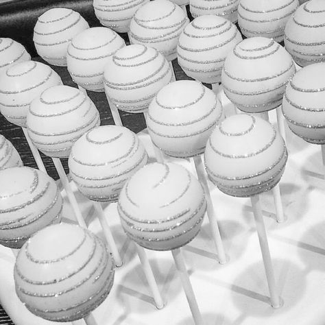 Silver Cake Ideas Birthdays, White Party Foods, Wedding Donuts, Silver Cake, Silver Party, Cakepops, Birthday Food, White Party, Disco Party