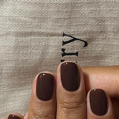 French Autumn Style Nails, Fall Nails Colours, Short Biogel Nails, Jelly Fall Nails, Subtle Autumn Nails, Fall Nails October, Fall Gel Manicure Ideas, Fall Dark Nails, Nails Fall Short