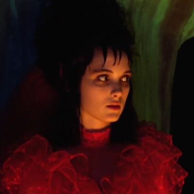 Lydia Deetz Pfp, Lydia Deetz Winona Ryder, Lydia Wedding Dress, Horror Wallpapers, Dead Poets Society Aesthetic, Slay Aesthetic, Beetlejuice 1988, Lydia Beetlejuice, Halloween Pfp