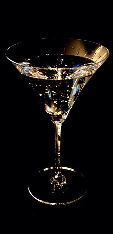 @alohamoraas on pinterest Black Gold Jewelry, Gold Aesthetic, Gold Christmas, Martini Glass, Black Background, Martini, A Black, Black Backgrounds, Decoupage