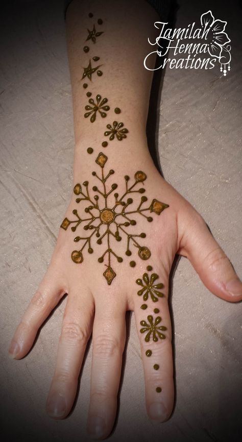 Christmas Henna Design Ideas, Christmas Mehndi Designs, Henna Christmas Designs, Winter Henna Design, Christmas Henna, Christmas Henna Design, Henna Palm, Henna For Beginners, Disney Henna