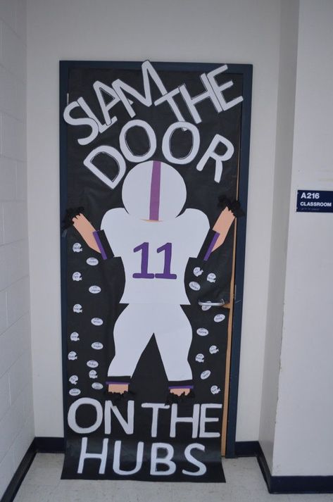 football hallway decoration - Google Search Homecoming Door Decorations, Homecoming Decorations Hallway, September Decorations, Hoco Decor, Homecoming Hallways, Football Locker Decorations, Football Banners, Baby Cardinals, Hallway Decorations