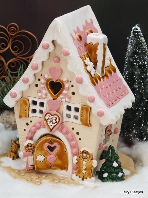 Gingerbread Ceramic House, Gingerbread House Pottery, Ceramic Gingerbread House Diy, Pottery Gingerbread House, Christmas Clay House, Air Dry Clay Gingerbread House, Gingerbread House Ceramic, Gingerbread House Clay, Winter Clay Ideas