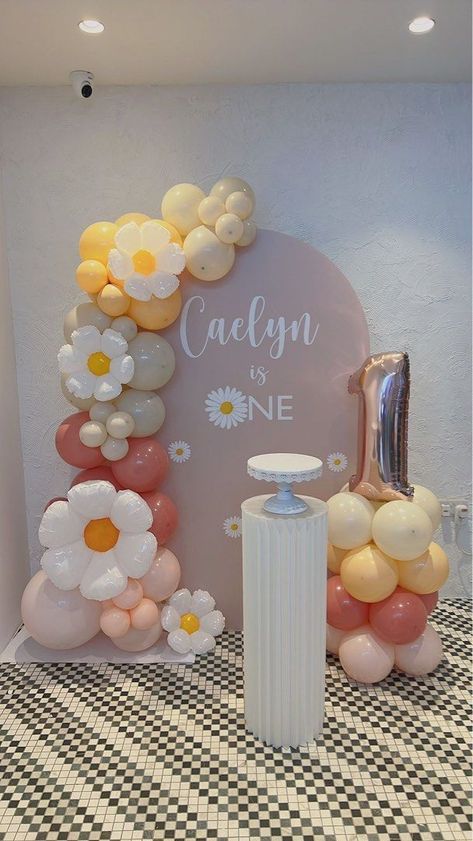 Daisy Themed Backdrop, Daisy Balloon Decorations, 1st Birthday Backdrop Ideas, Bday Backdrop Ideas, Daisy Birthday Theme, Daisy Baby Shower Theme, Birthday Party Daisy, Flower Party Themes, Balloon Decorations Diy Tutorials