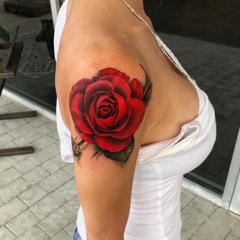 Pink Rose Tattoos On Shoulder, Red Roses Tattoos For Women, Rose On Shoulder Tattoo, Rose Tattoo Color, Rose Shoulder Tattoos, Red Flower Tattoo, Lil Tattoo, Tattoo Touch Up, Tattoo Symbolism