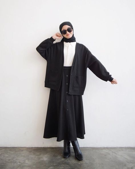 Pin by syasya on Quick saves in 2022 | Gaya model pakaian, Model pakaian hijab, Pakaian hitam All Black Hijab Outfit, Black Outfit Hijab, Black Hijab Outfit, Rok Midi, Estilo Hijab, Rok Mini, Black And White Outfit, Stile Hijab, Modest Fashion Hijab