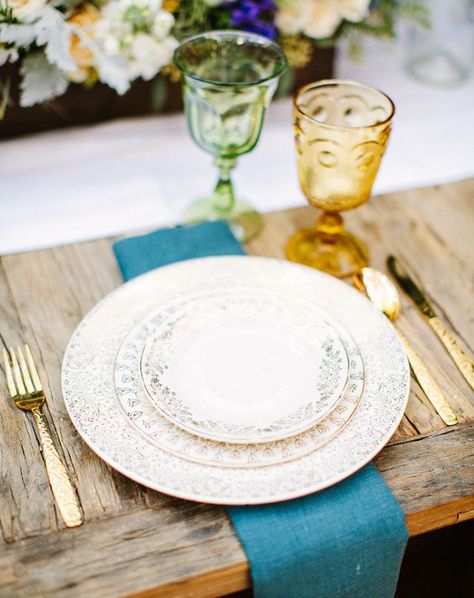 25 Gold Party Supplies for Your Next Celebration via Brit + Co. Table Presentation, Pinterest Wedding, Jewel Tone Wedding, Wedding Place Settings, Beautiful Table Settings, Emerald Wedding, Pretty Tables, White Plate, Wedding Reception Tables