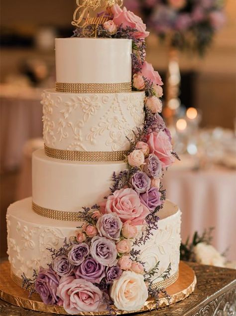 5 Hermosos pasteles de tamaño mediano para una boda elegante que no puedes dejar de ver, cada uno mejor que el anterior va aser difícil decidir con cuál te quedas. #PastelMedianoBoda #BodaElegantePastelMediano Crochet Violet, Banquet Hall Wedding, Wedding Cake With Pink, Lavender Wedding Cake, Italian Wedding Cakes, Pink Purple Flowers, Wedding Anniversary Cakes, Purple Wedding Cakes, Dream Wedding Cake