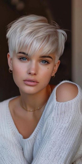 Refresh your look with 29 trendy short hairstyles for 2024. Each cut offers a unique twist to the traditional, making them perfect for a fashionable, low-maintenance hairstyle. Pixie 2024, Best Short Hair, Hairstyles For Summer, Hair Cuts For Women, Short Hair Images, Cute Short Haircuts, Oval Face Hairstyles, Messy Short Hair, Short Hair Undercut