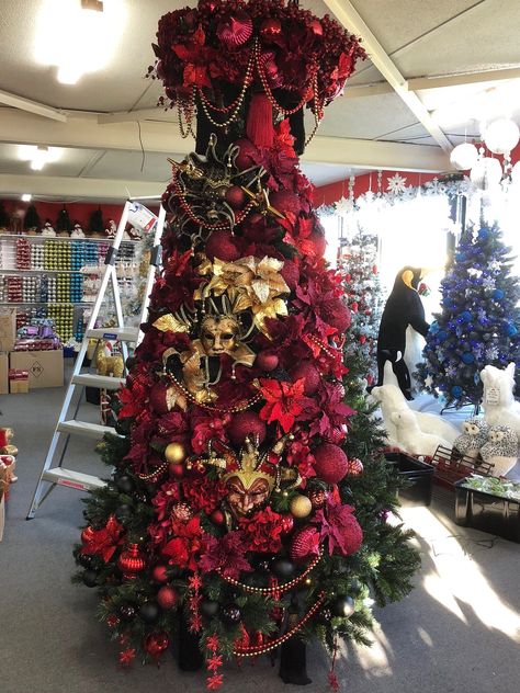 Now this is a Christmas tree theme! How gorgeous is this Venetian mask tree 💋👌 📸pinterest Christmas Masquerade Party, Gold Colour Palette, Christmas Masquerade, Christmas Tree Theme, Johnny And June, Masquerade Theme, Tree Theme, Gold Color Palettes, Christmas Elves