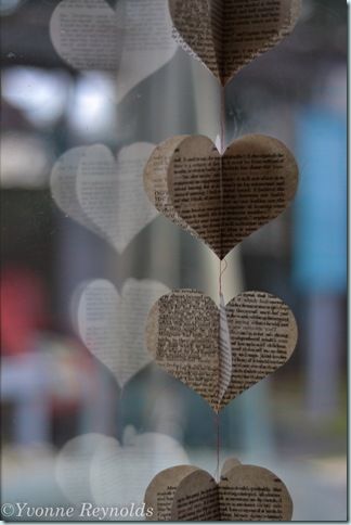 Diy Room Decor For Teens, Book Page Crafts, Cute Diy Room Decor, Heart Garland, Paper Heart, Paper Garland, Paper Towel Roll Crafts, Crafty Diy, Book Decor