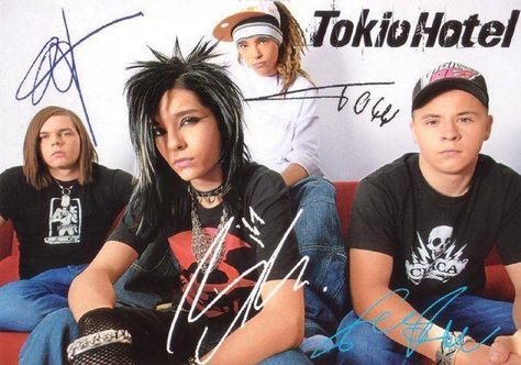 Tom Kaulitz Signature, Tokio Hotel Wallpaper, Hotel In Tokyo, Diy Graphic Tee, Hotel Wallpaper, Tom And Bill Kaulitz, Tom And Bill, Tokyo Hotel, Kaulitz Twins