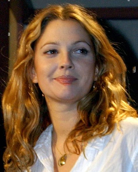 Drew Barrymore 00s, Drew Barrymore Brown Hair, Drew Barrymore Long Hair, Female Celebrity Crush 90s, Drew Barrymore 90s Hair, Drew Barrymore 90s Outfits, Drew Barrymore 2000s, Drew Barrymore Red Hair, Drew Barrymore Aesthetic