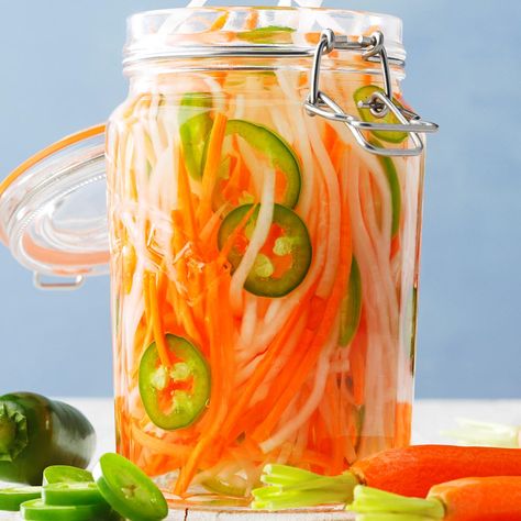 Vietnamese Pickled Carrots And Daikon, Pickled Daikon And Carrots, Salsa Ideas, Pickled Corn, Daikon Recipe, Quick Pickle Recipe, Pickled Daikon, Red Onion Recipes, Pickled Okra