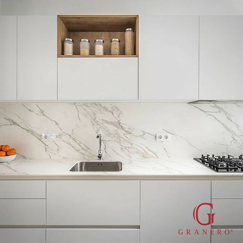 #cocina #totalwhite #encimera #reforma #cocinablanca #silestone #compac #cuarzo #granito Cocinas Blancas Modernas Ideas, Kitchen Design Showrooms, Light Marble, White Marble Kitchen, Modern Kitchen Remodel, Ideas Cocina, Small Kitchen Island, Small Kitchen Decor, Total White