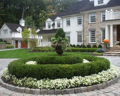 Traditional Landscape Design, Pictures, Remodel, Decor and Ideas - page 22 Circle Driveway Landscaping, Circular Garden, Boxwood Landscaping, Circle Driveway, Garden Hedges, Driveway Design, Driveway Landscaping, Circular Driveway, Easy Landscaping