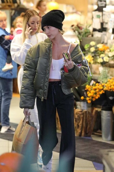 Hailey Baldwin Outfits, Erewhon Market, Wide Leg Sweats, Steve Mcqueen Style, Hailey Bieber Street Style, Hailey Bieber Style, Hailey Baldwin Style, Sweatpants With Pockets, Wide Leg Sweatpants