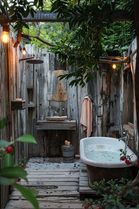 Backyard Tub, Outdoor Bathtub Ideas, Outdoor Bath House, Outdoor Wc, Rustic Bathroom Ideas, Outside Showers, Outdoor Shower Diy, Outdoor Bathtub, Outdoor Bathroom Design