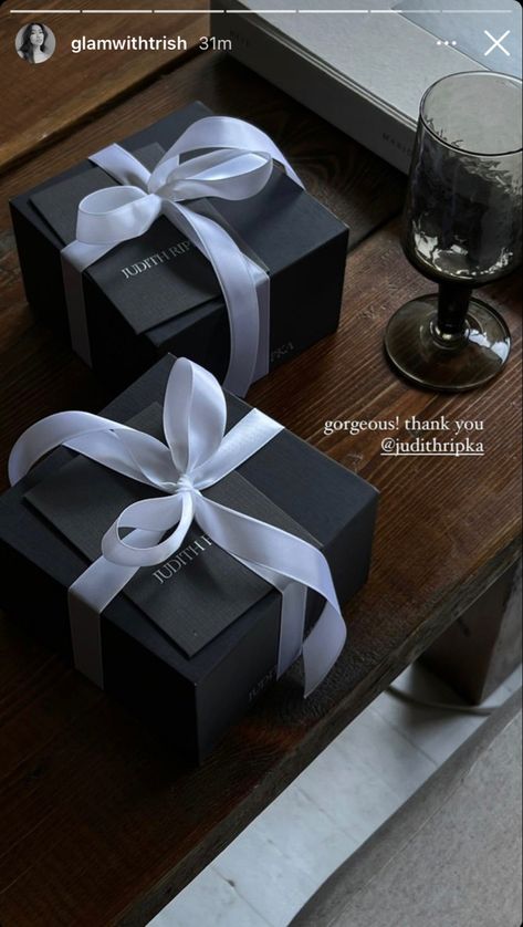 Elegant Gift Box Ideas, Black Box With Ribbon, Gift Box Images, Pretty Gift Wrapping Ideas, Christmas Nyc, Decorated Gift Bags, Christmas Gift Packaging, Creative Gift Wraps, Birthday Gifts For Boyfriend Diy