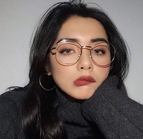 glasses | ulzzang | girls | aesthetic | instagram.com/@milkbrry Asian Glasses, Makeup Asia, Asian Makeup Tutorials, Glasses Frames Trendy, Glasses Outfit, Makeup Asian, Glasses For Your Face Shape, Hipster Glasses, Diy Jewelry Earrings