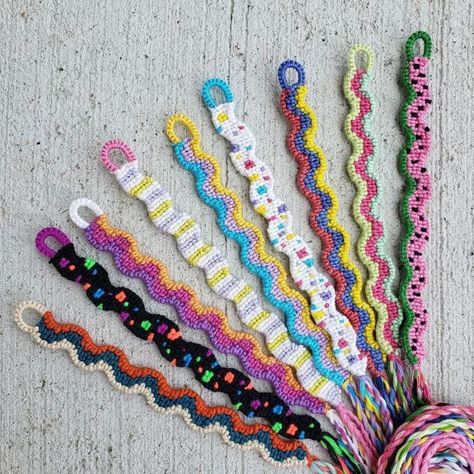 Cool Friendship Bracelets, Diy Friendship Bracelet, String Bracelet Patterns, Diy Friendship Bracelets Tutorial, Bracelet Crochet, Friendship Bracelet Patterns Easy, Cute Friendship Bracelets, Yarn Bracelets, Homemade Bracelets