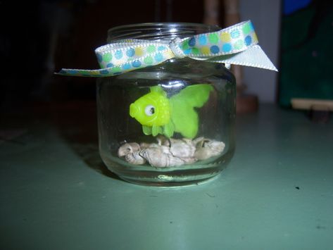 Fake Pet Fish  •  Make a fish plushie in under 20 minutes Fennec Fox Pet, Fake Fish Tank, Diy Fish Tank, Fabric Fish, Diy Bowl, Reptile Cage, Underwater Animals, Tropical Pool, Fish Aquarium