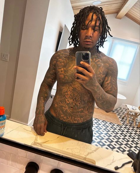 Stomach Tattoos For Guys, Moneybagg Yo, Rapper Aesthetic, Drip Drop, Half Sleeve Tattoos For Guys, Stomach Tattoos, Rap Aesthetic, Cute Rappers, Leg Sleeves