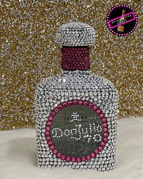 Botellas personalizadas Blinged Bottles, Bedazzled Liquor Bottles, Glitter Bottles, Reuse Wine Bottles, Alcohol Bottle Crafts, Decorated Liquor Bottles, Birthday Cake Roses, Bling Bottles, Bedazzled Shoes