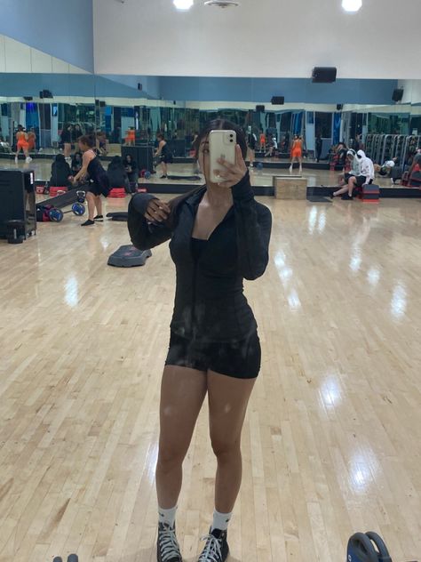 Black Shorts And Converse Outfits, Black Converse Gym Outfit, Converse Gym Outfit, Black Shorts Outfit, Gym Vibes, 2024 Fits, Shorts And Converse, Outfit Gym, Styles Clothes