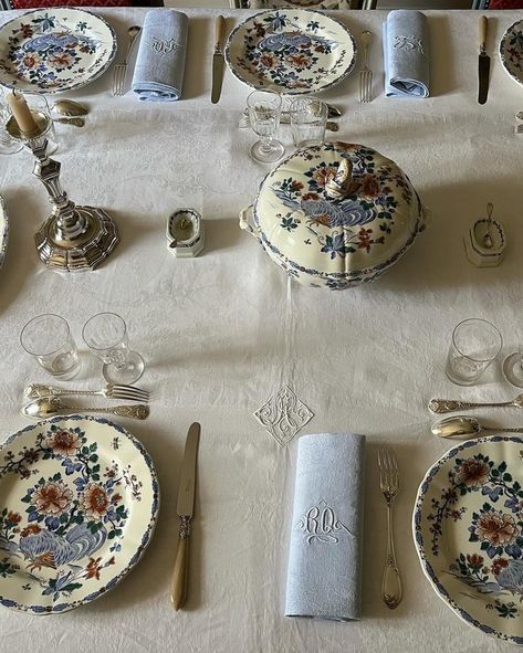 Cottage Table Setting, Brownstone Nyc, 1900s Aesthetic, White Tablescape, Cottage Table, Outdoor Dinner Parties, Table Setting Inspiration, Dinner Table Setting, Pretty Tables