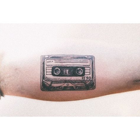 #k7 #tattoo Old Radio Tattoo, Walkman Tattoo, Mixtape Tattoo, Radio Tattoo, Cassette Tattoo, Pop Culture Tattoos, Culture Tattoos, H Tattoo, Music Tattoo Designs