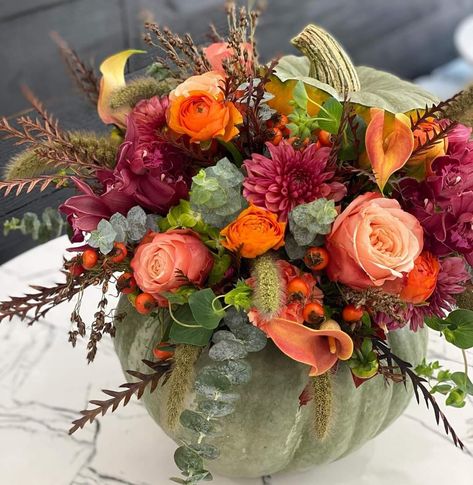 Pumpkin Floral Arrangements, Thanksgiving Flowers, Pumpkin Arrangements, Autumn Party, Pumpkin Display, Fall Flower Arrangements, Holiday Deco, Cozy Fall Decor, Creative Flower Arrangements