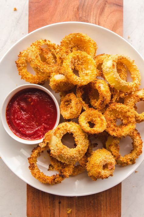 These Healthy Vegan Onion Rings are Fat Free and an easy Side Dish! #plantbased #onionrings #vegan #healthy #oilfree #easyrecipe #fatfree Vegan Panko Recipes, Vegan Onion Rings, Healthy Onion Rings, Air Fryer Vegan, Fried Onion Rings, Healthy Junk Food, Vegan Air Fryer Recipes, Vegetarian Junk Food, Vegan Air Fryer