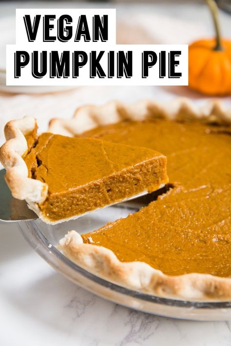 Vegan Pumpkin Pie- this classic pie is very simple to make and SO delicious. Your friends and family will never even know that it is vegan!! Vegan Pumpkin Pie Recipe, Vegan Thanksgiving Dessert, Classic Pumpkin Pie Recipe, Best Pumpkin Pie Recipe, Pumpkin Pie Recipe Easy, Perfect Pumpkin Pie, Crustless Pumpkin Pie, Vegan Pumpkin Pie, Pie Pumpkin