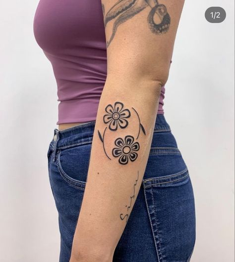 Outfits To Get Tattooed In, 60s Flower Tattoo, Fine Line Filler Tattoo, Cute Tattoos Leg, 70s Style Tattoo, Small Knee Tattoos Women, Back Arm Tattoos For Women, Traditional Tattoos Hand, 70s Flower Tattoo