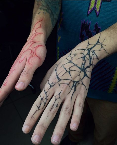 Hand Palm Tattoos, Unique Hand Tattoos, Thorn Tattoo, Emo Tattoos, Chain Tattoo, Full Tattoo, Henna Tattoo Hand, Sharpie Tattoos, Henna Tattoo Designs Simple