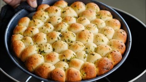 Easy Garlic Bread Recipe, Easy Garlic Bread, Yeast Bread Rolls, Garlic Rolls, Garlic Naan, Garlic Bread Recipe, Naan Recipe, Bread Easy, Best Bread Recipe