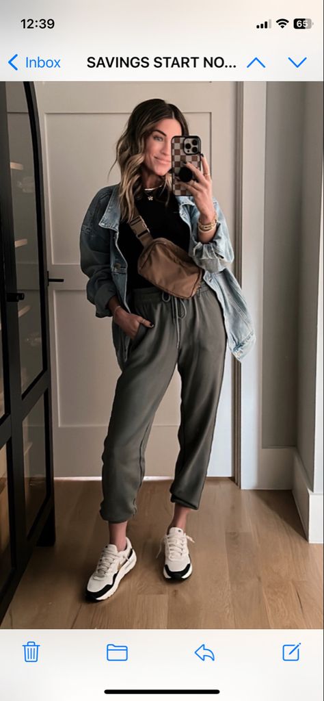 Artsy Sporty Outfits, Athleisure Boho Outfits, Women's Fashion Athleisure, Parasut Pants, Celebrity Athleisure, Athleisure Outfits Spring, Grey Jeans Outfit, Running Errands Outfit, Casual Outfits For Moms