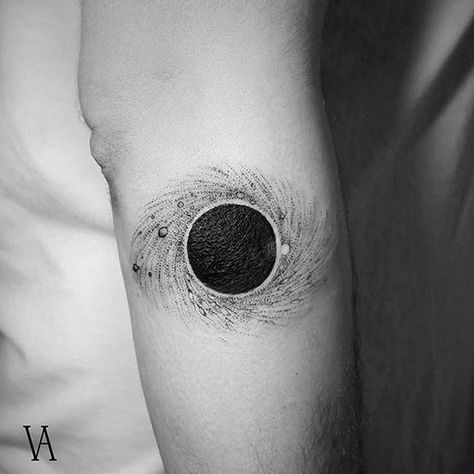 Tattoo by @violeta.arus @tattoocrazy123 Black Hole Tattoo, Eclipse Tattoo, Cosmos Tattoo, Tattoo Sonne, Astronomy Tattoo, Science Tattoo, Science Tattoos, Black Hole Sun, Circle Tattoos