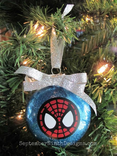 Spider Man Ornament Diy, Diy Spiderman Ornaments, Spiderman Ornament Diy, Spiderman Christmas Tree, Spiderman Ornament, Spiderman And Gwen, Disney Christmas Village, Spiderman Christmas, Superhero Christmas