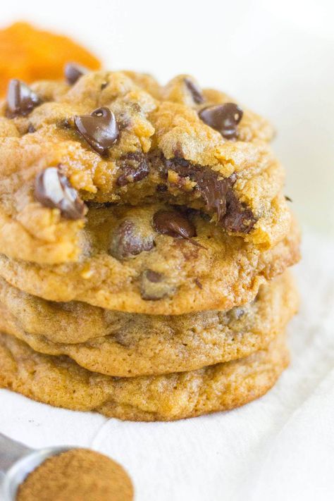 Soft and chewy pumpkin spice pudding cookies! These fall-filled cookies stay soft for days and they're perfect for celebrating fall festivities or sharing at family gatherings. #pumpkin #cookies #pudding #chocolate #chip #fall #baking #dessert #thanksgiving #recipe Apple Pie Gluten Free, Pumpkin Spice Pudding, Easy Pumpkin Desserts, Chocolate Chip Pudding, Chocolate Chip Pudding Cookies, Pumpkin Pudding, Classic Thanksgiving, Cookie Hacks, Pumpkin Chocolate Chip Cookies