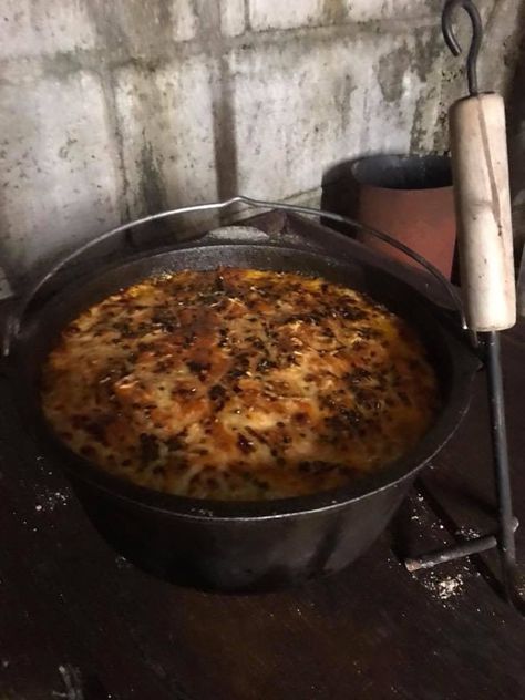 Shepherd's pie Dutch Oven Shepherds Pie, Fire Pit Food, Dutch Oven Camping, Shepards Pie, Shepherds Pie Recipe, Dutch Oven Cooking, Winter Comfort Food, Dutch Oven Recipes, Shepherd's Pie