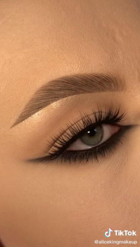 “It’s simple, short, sweet, to the point, and nearly fool-proof.” Reverse Cat Eye, Cat Eye Look, Make Up Designs, Black Eye Makeup, Eye Makeup Images, Cute Eye Makeup, Cat Eye Makeup, Eye Makeup Pictures, Eye Makeup Designs