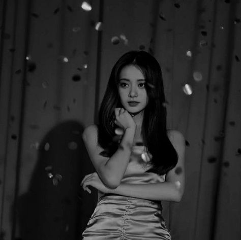 Black and white Aesthetic Tzuyu from Twice Tags: #aesthetic #Tzuyu #Twice Twice Pfp Black And White, Black And White Kpop Icons, Twice Black And White, Twice Black Aesthetic, Tzuyu Wallpaper Aesthetic, Twice Black Aesthetic Ot9, Tzuyu Black And White, Wallpaper Aesthetic White, Tzuyu Black Aesthetic