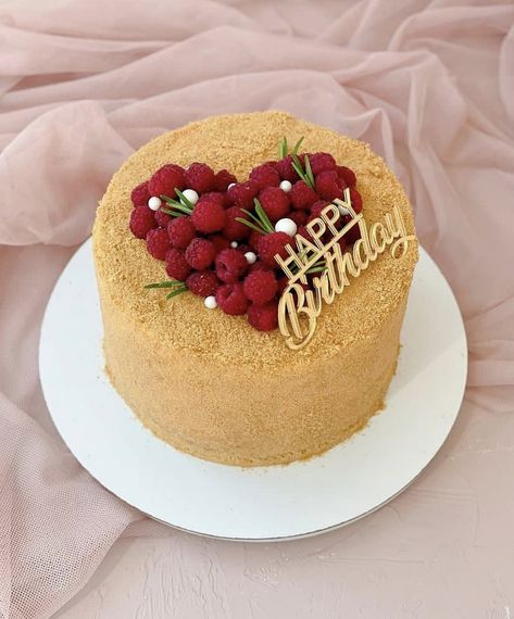 Medovik Cake Decoration, Cake For Grandma, Honey Cake, Cake Desserts, Cake Decorating, Cheesecake, Food And Drink, Cafe, Cake